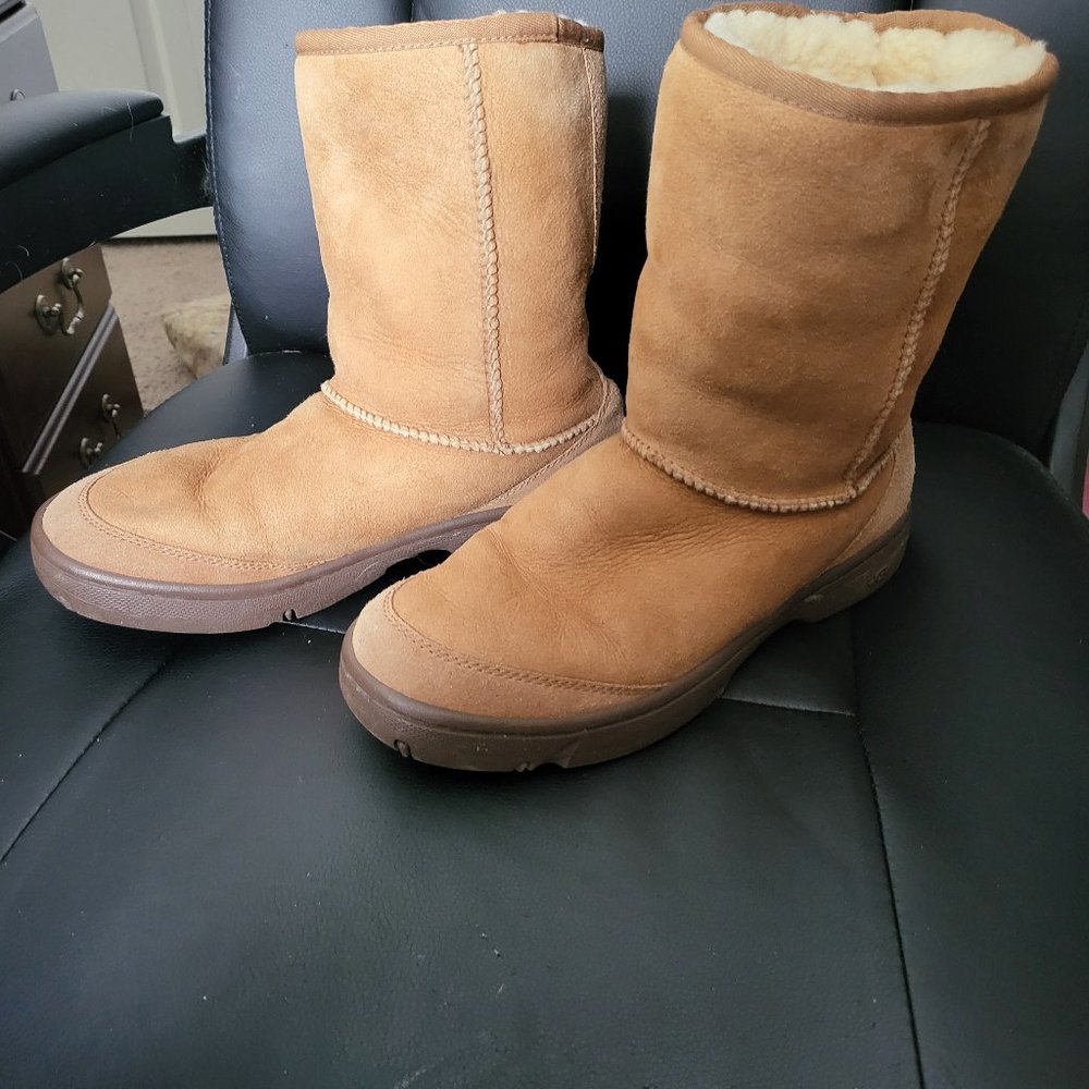 UGGS Short Size 8W